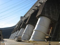 Itaipu Nahaufnahme Fallrohre