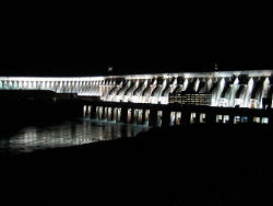 Itaipu bei Nacht